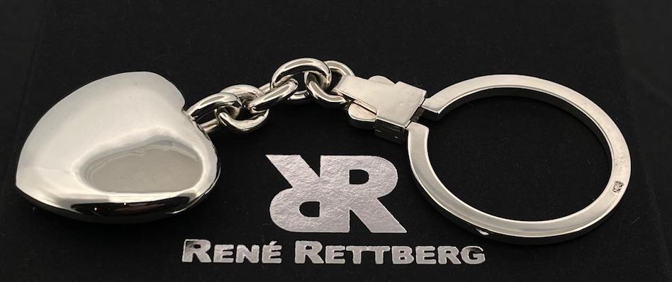 Wir fertigen in unserem Atelier dieses massive Silberherz mit rosuster Silberkette und unterschiedlichen Schlüsselringen an.