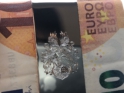 Hochglänzende Linien in variierender Breite machen jede Handgravur zu einem Unikat. Jedes Exemplar ist ein klein wenig anders.