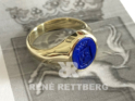 Kleiner Damensiegelring mit Schild-Krone-Gravur in feinem Lapislazuli