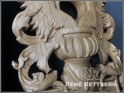 geschnitzter Ritterhelm des Wappenreliefs aus Eiche