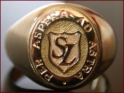 ovaler Wappenring mit Monogramm Relief und Spruchband